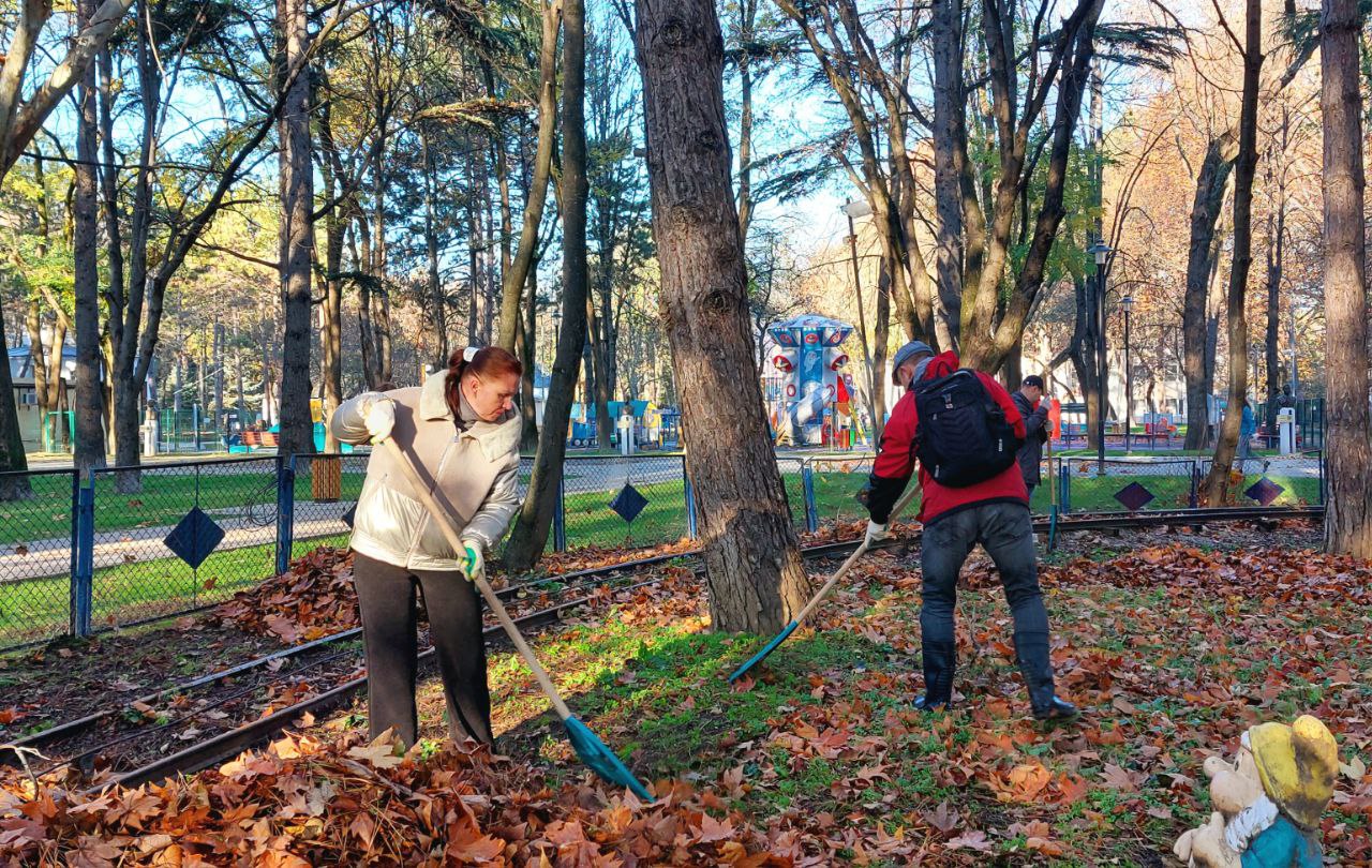 Сотрудники администрации учреждения «Парки столицы» организовали субботник в Детском парке Симферополя Сотрудники администрации учреждения «Парки столицы» организовали субботник в Детском парке Симферополя
