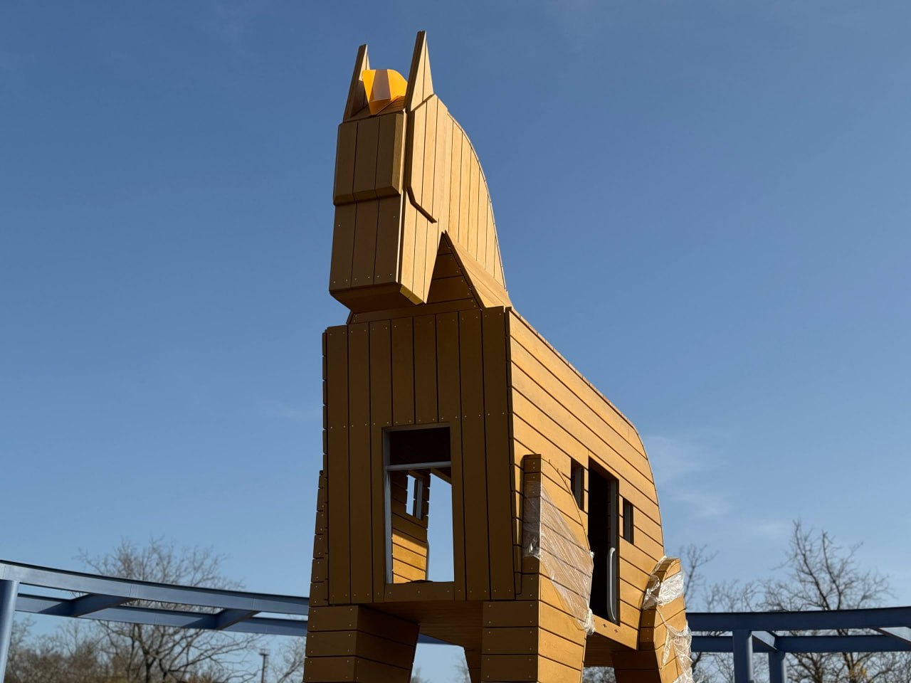 В Приморском парке устанавливают детский игровой комплекс «Троянский Конь» В Приморском парке устанавливают детский игровой комплекс «Троянский Конь»