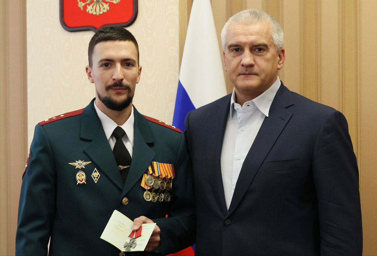 В МБОУ «Школа-гимназия №10 им. Э.К. Покровского» состоялось торжественное открытие «Парты героя» выпускника школы Мунтян Ивана Ивановича В МБОУ «Школа-гимназия №10 им. Э.К. Покровского» состоялось торжественное открытие «Парты героя» выпускника школы Мунтян Ивана Ивановича