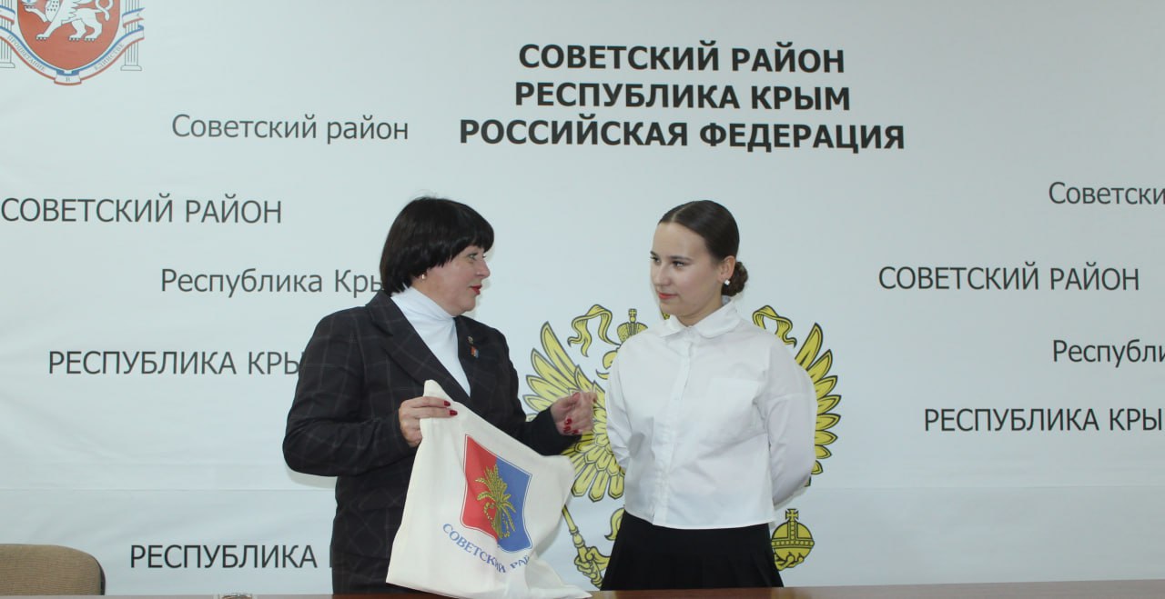 Сегодня состоялась рабочая встреча председателя Советского районного совета Виктории Грицай с Президентом совета старшеклассников ученического самоуправления Советского района Даниэлой Ярмольчук