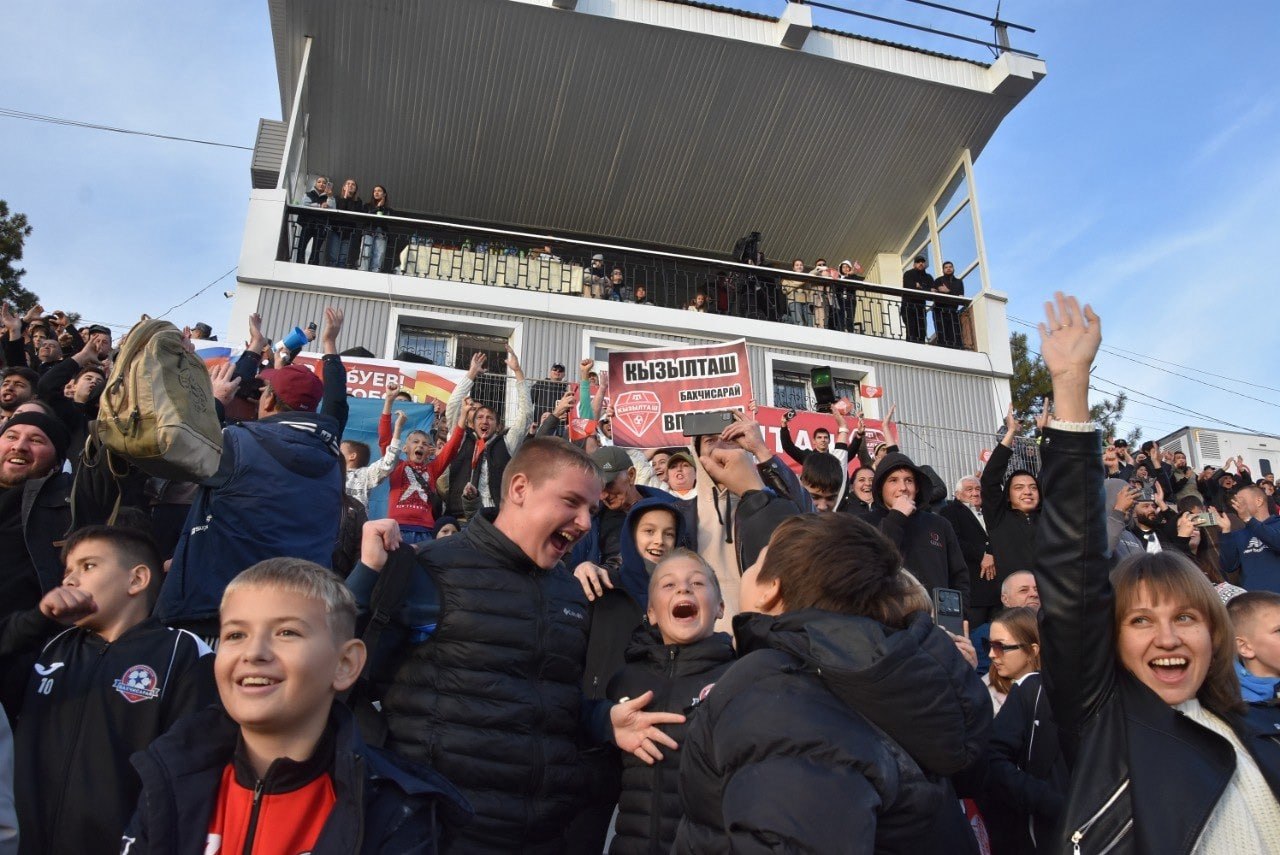 Поддержать бахчисарайскую команду пришли многие горожане, в числе которых был и глава администрации Бахчисарая Дмитрий Скобликов Поддержать бахчисарайскую команду пришли многие горожане, в числе которых был и глава администрации Бахчисарая Дмитрий Скобликов