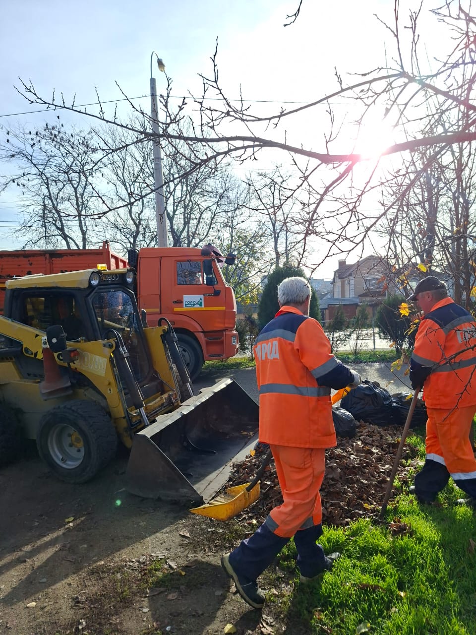 Сотрудники МБУ "Город" продолжают свою работу по сбору и вывозу опавших листьев Сотрудники МБУ "Город" продолжают свою работу по сбору и вывозу опавших листьев