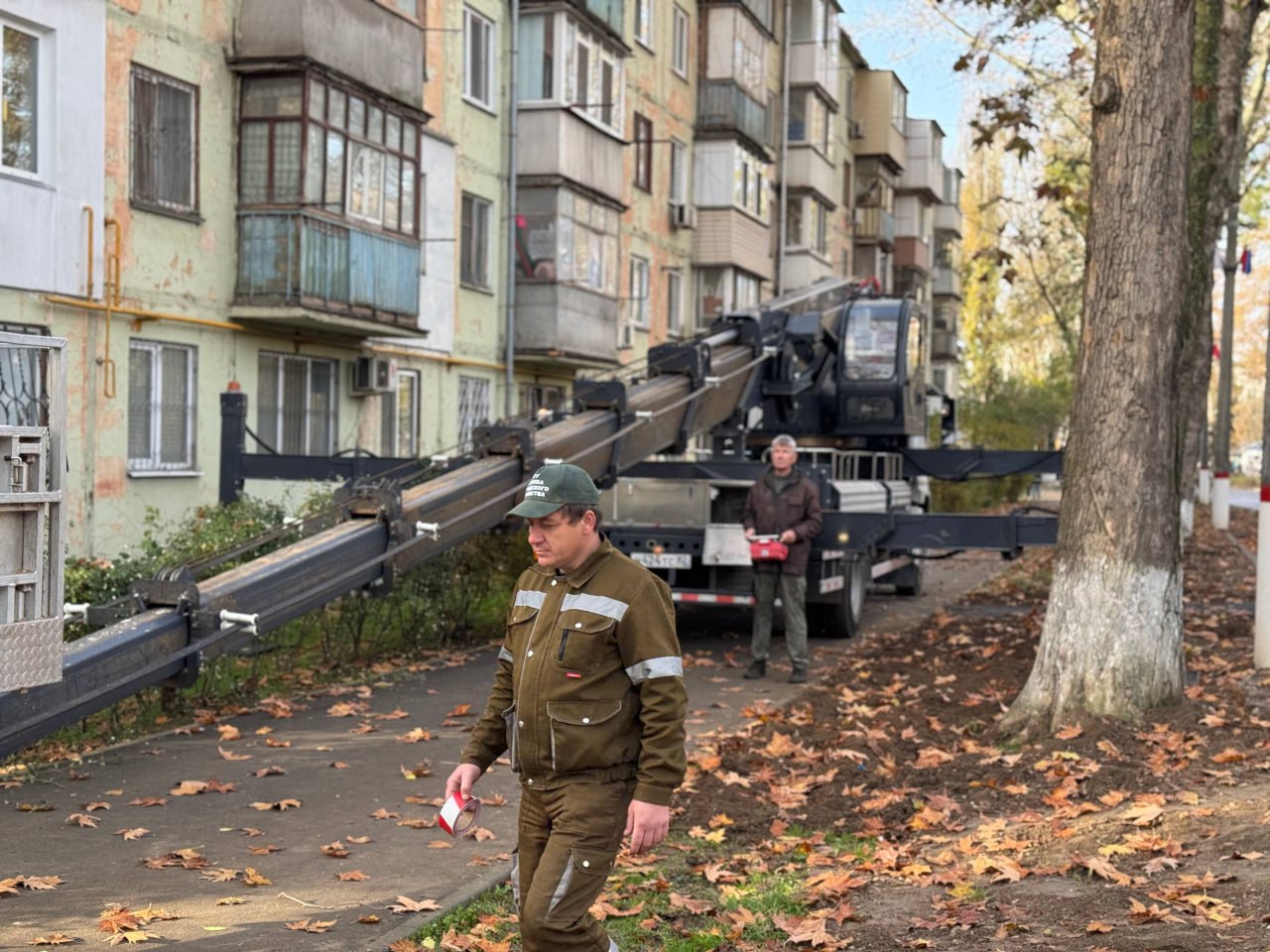 Служба городского хозяйства Керчи продолжает регулярные работы по уходу за растениями Служба городского хозяйства Керчи продолжает регулярные работы по уходу за растениями