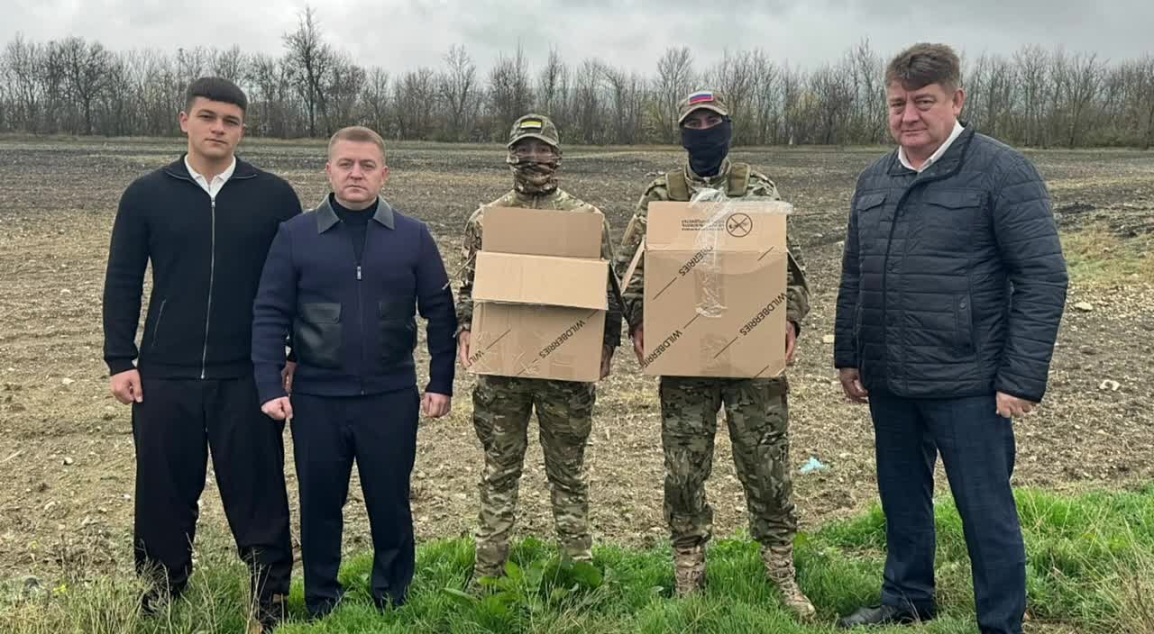 Гуманитарный груз, тактические фонари, маскировочные сети, защитные костюмы и свечи, медицинские препараты, а также расходные материалы для наших бойцов на передовой, специализированный линолеум для военного госпиталя...