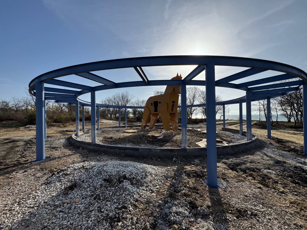 В Приморском парке устанавливают детский игровой комплекс «Троянский Конь» В Приморском парке устанавливают детский игровой комплекс «Троянский Конь»