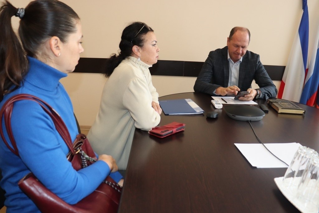 Глава администрации Сакского района Владислав Хаджиев провёл еженедельный приём граждан Глава администрации Сакского района Владислав Хаджиев провёл еженедельный приём граждан