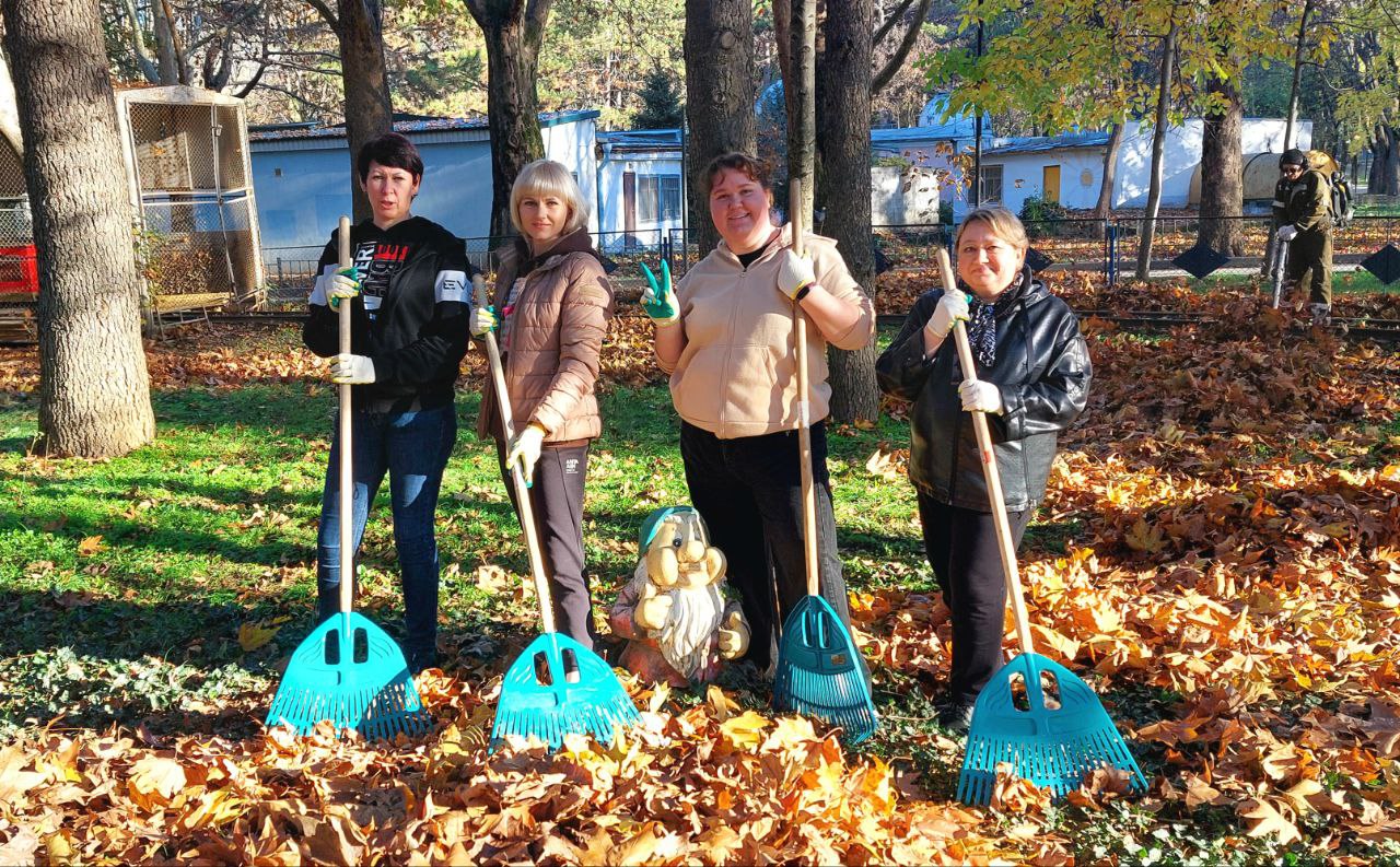 Сотрудники администрации учреждения «Парки столицы» организовали субботник в Детском парке Симферополя Сотрудники администрации учреждения «Парки столицы» организовали субботник в Детском парке Симферополя
