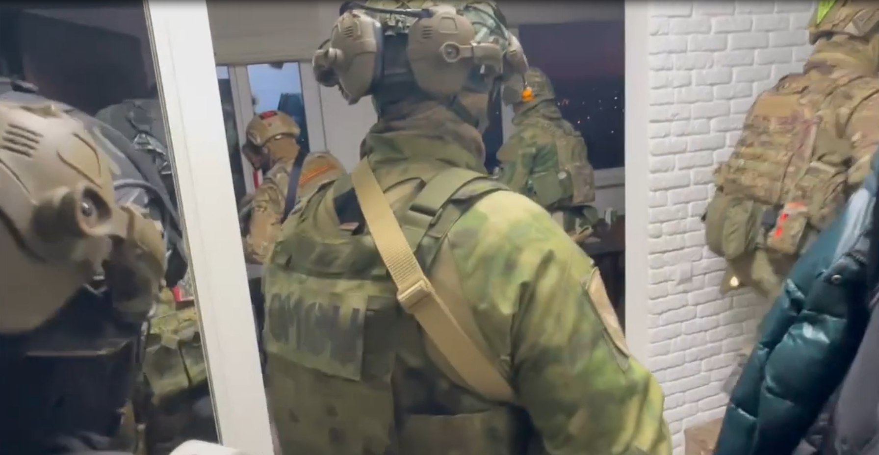 При силовой поддержке ОМОН Росгвардии в Севастополе задержан подозреваемый в мошенничестве