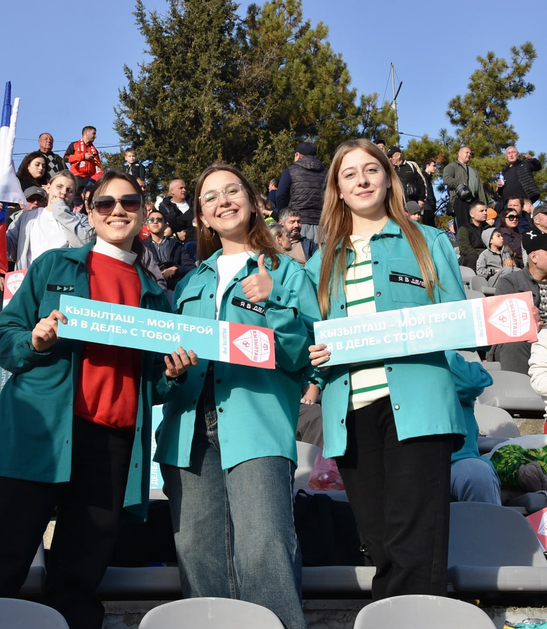 Поддержать бахчисарайскую команду пришли многие горожане, в числе которых был и глава администрации Бахчисарая Дмитрий Скобликов Поддержать бахчисарайскую команду пришли многие горожане, в числе которых был и глава администрации Бахчисарая Дмитрий Скобликов