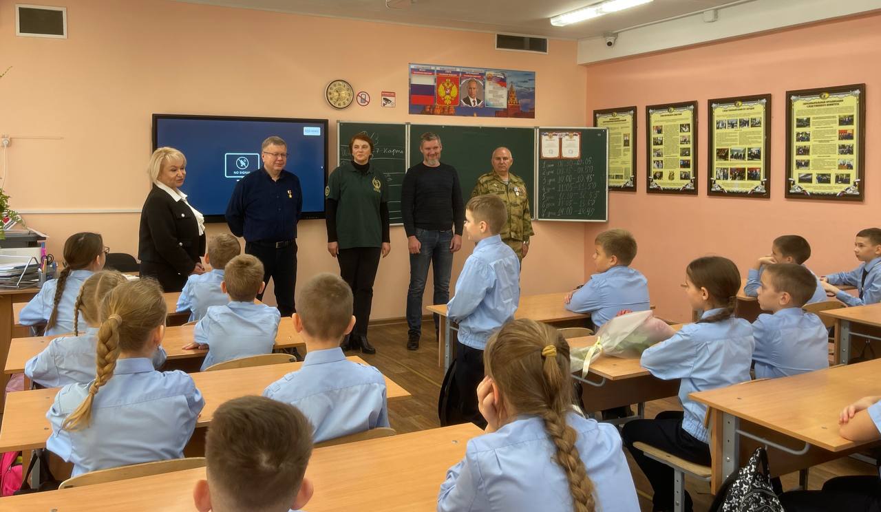 В МБОУ «Школа-лицей» №3 им.А.С. Макаренко» прошла встреча с Героем России Полковниковым Дмитрием Александровичем В МБОУ «Школа-лицей» №3 им.А.С. Макаренко» прошла встреча с Героем России Полковниковым Дмитрием Александровичем