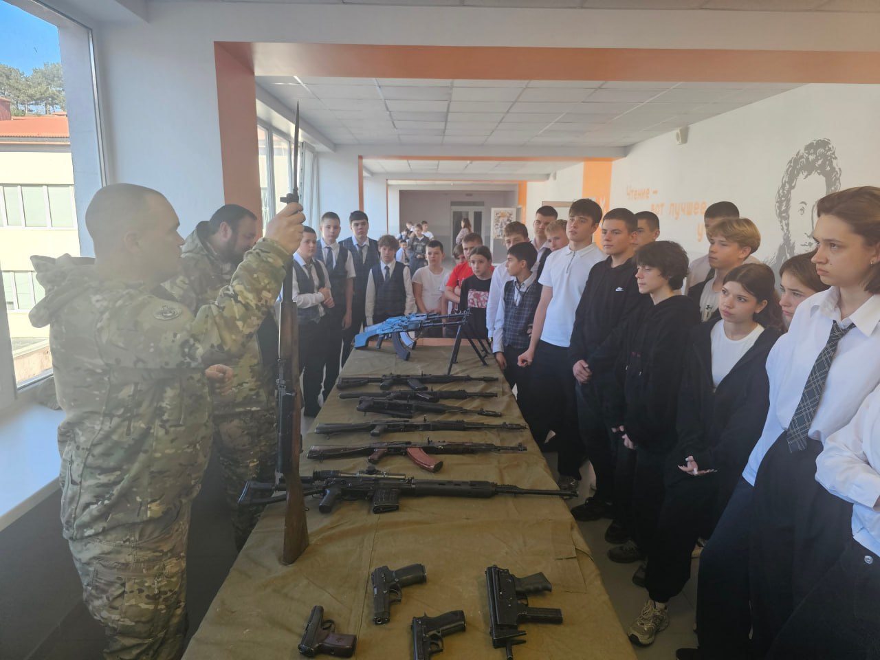 В МБОУ «Школа-гимназия №10 им. Э.К. Покровского» состоялось торжественное открытие «Парты героя» выпускника школы Мунтян Ивана Ивановича В МБОУ «Школа-гимназия №10 им. Э.К. Покровского» состоялось торжественное открытие «Парты героя» выпускника школы Мунтян Ивана Ивановича