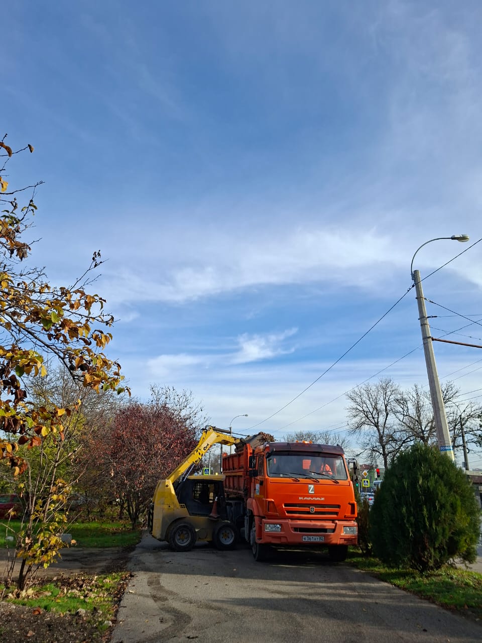 Сотрудники МБУ "Город" продолжают свою работу по сбору и вывозу опавших листьев Сотрудники МБУ "Город" продолжают свою работу по сбору и вывозу опавших листьев