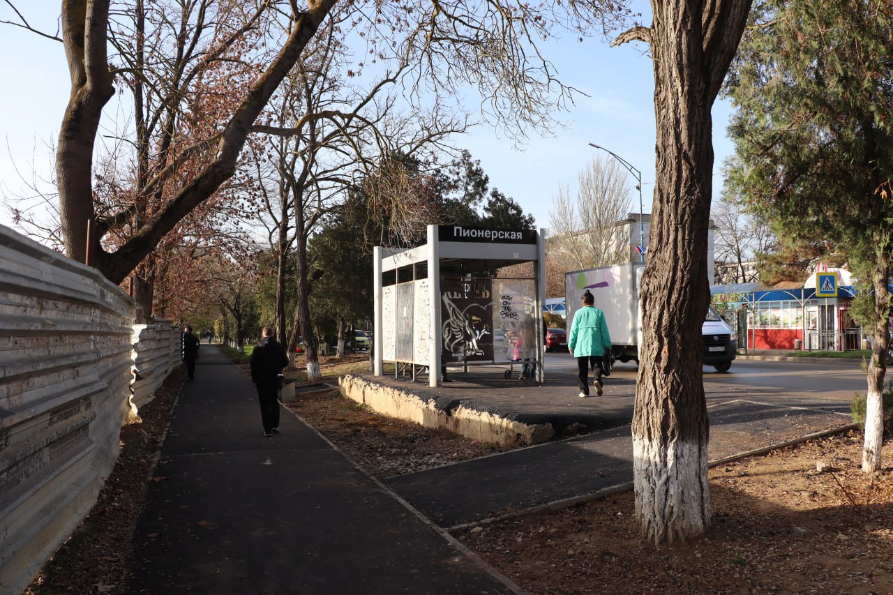 На улице Орджоникидзе возобновили работы по асфальтированию тротуаров после капитального ремонта магистрального водопровода На улице Орджоникидзе возобновили работы по асфальтированию тротуаров после капитального ремонта магистрального водопровода