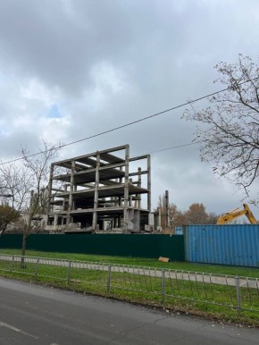 По требованию Красноперекопской межрайонной прокуратуры начата работа по сносу двух объектов незавершенного строительства