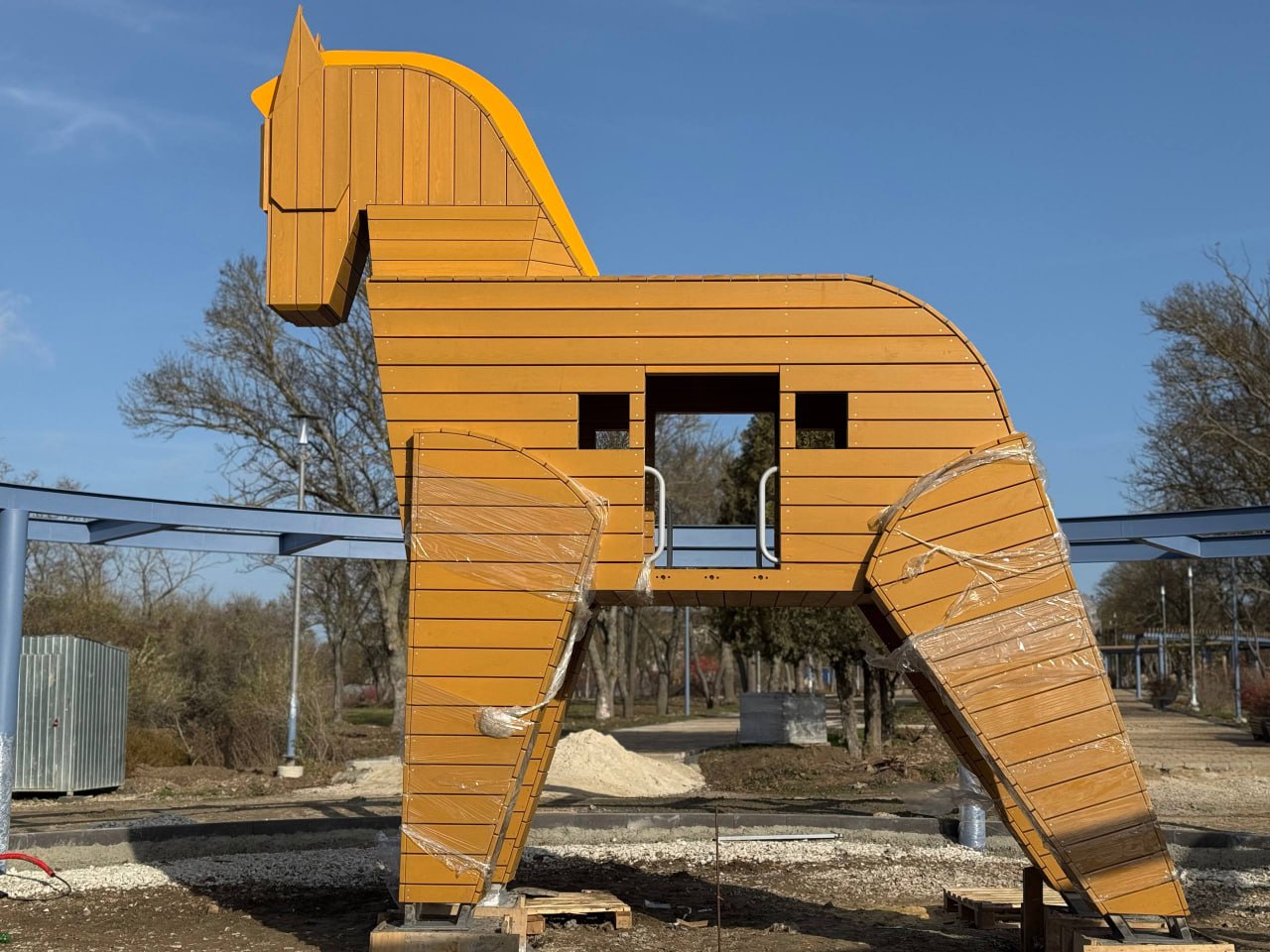 В Приморском парке устанавливают детский игровой комплекс «Троянский Конь» В Приморском парке устанавливают детский игровой комплекс «Троянский Конь»