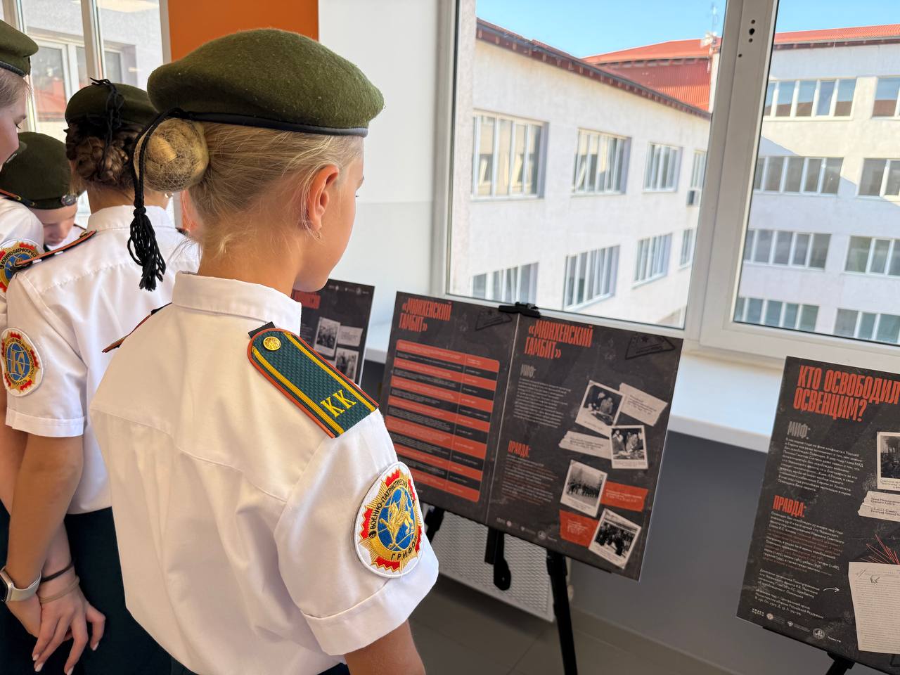 В МБОУ «Школа-гимназия №10 им. Э.К. Покровского» состоялось торжественное открытие «Парты героя» выпускника школы Мунтян Ивана Ивановича В МБОУ «Школа-гимназия №10 им. Э.К. Покровского» состоялось торжественное открытие «Парты героя» выпускника школы Мунтян Ивана Ивановича