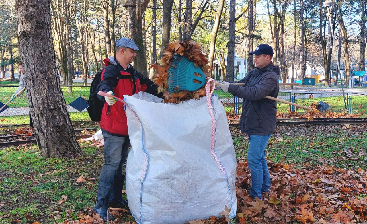 Сотрудники администрации учреждения «Парки столицы» организовали субботник в Детском парке Симферополя Сотрудники администрации учреждения «Парки столицы» организовали субботник в Детском парке Симферополя