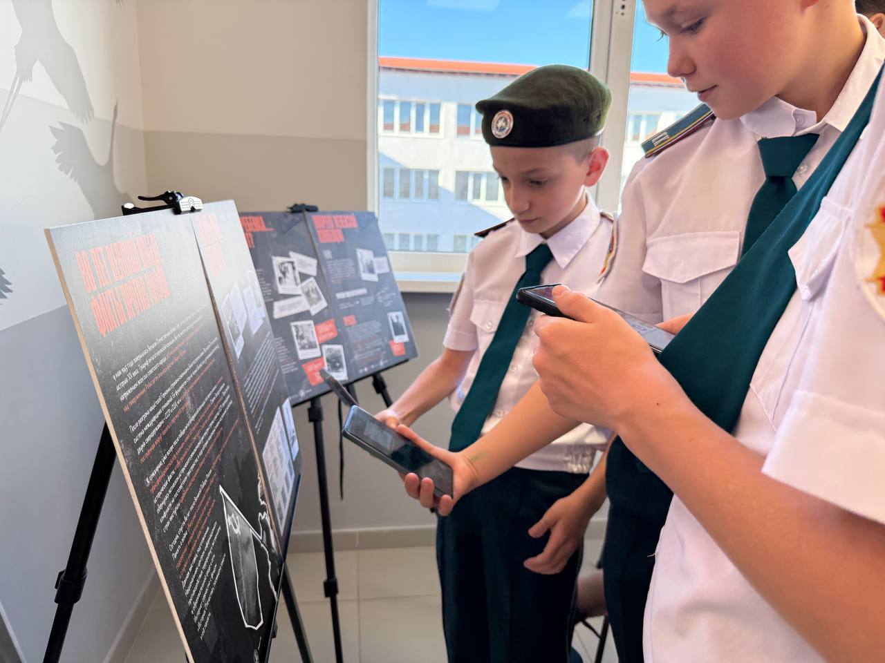 В МБОУ «Школа-гимназия №10 им. Э.К. Покровского» состоялось торжественное открытие «Парты героя» выпускника школы Мунтян Ивана Ивановича В МБОУ «Школа-гимназия №10 им. Э.К. Покровского» состоялось торжественное открытие «Парты героя» выпускника школы Мунтян Ивана Ивановича