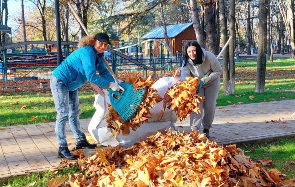 Сотрудники администрации учреждения «Парки столицы» организовали субботник в Детском парке Симферополя