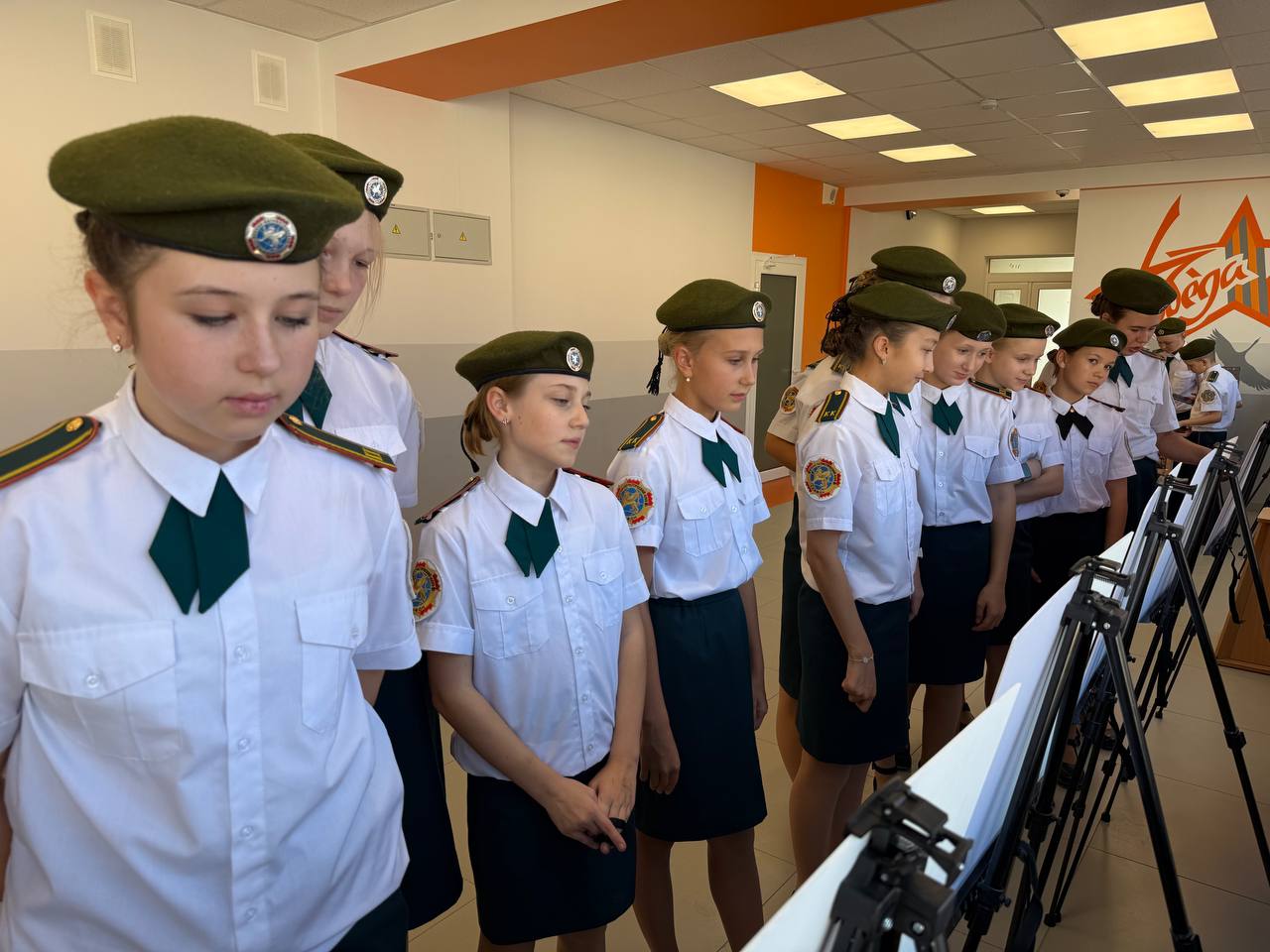 В МБОУ «Школа-гимназия №10 им. Э.К. Покровского» состоялось торжественное открытие «Парты героя» выпускника школы Мунтян Ивана Ивановича В МБОУ «Школа-гимназия №10 им. Э.К. Покровского» состоялось торжественное открытие «Парты героя» выпускника школы Мунтян Ивана Ивановича