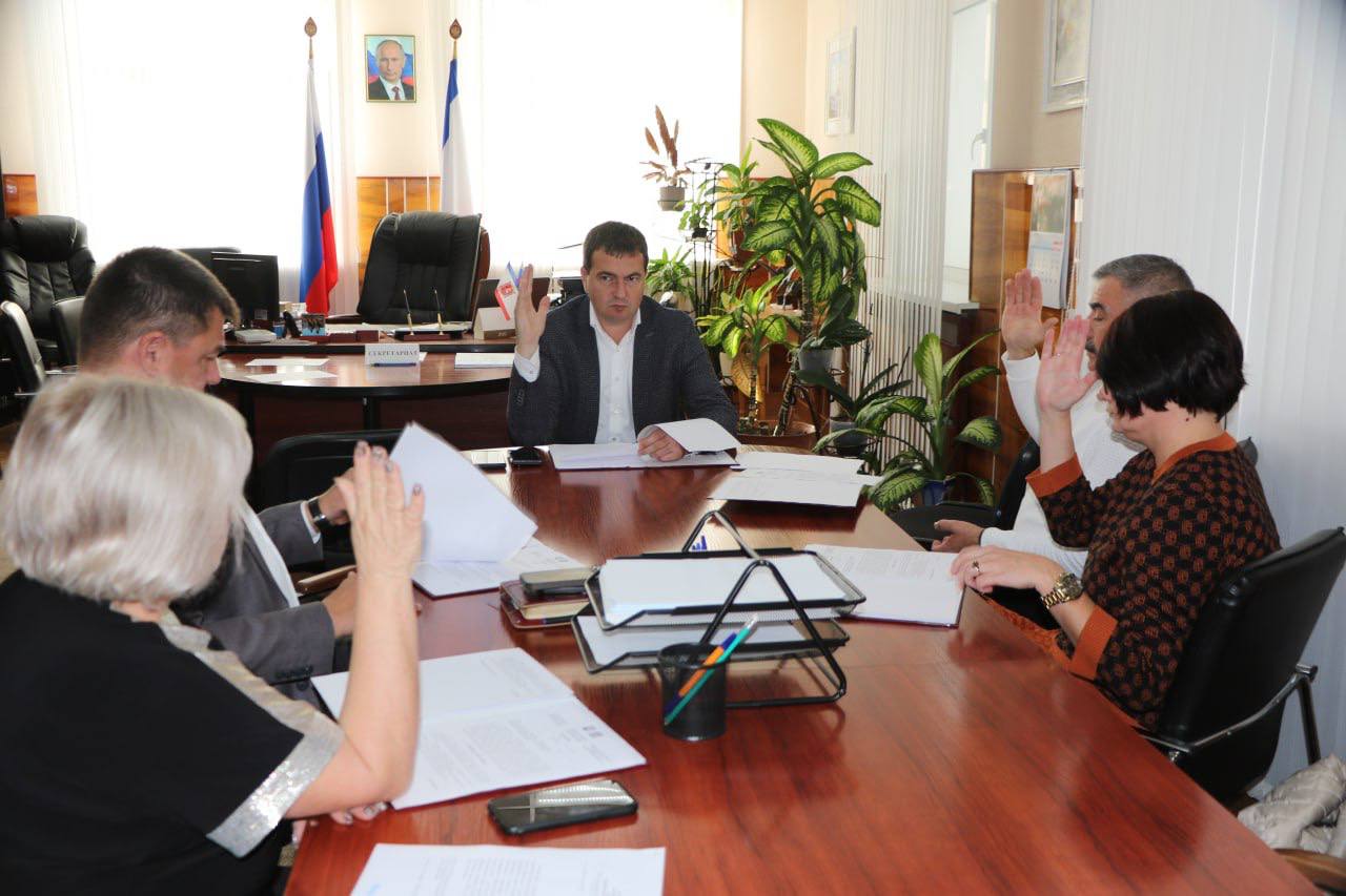 Ольга Урайкина: После заседания президиума, мой заместитель Михаил Колкунов провел заседание 19-й сессии Бахчисарайского районного совета 3-ого созыва Ольга Урайкина: После заседания президиума, мой заместитель Михаил Колкунов провел заседание 19-й сессии Бахчисарайского районного совета 3-ого созыва