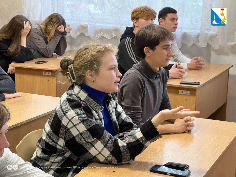 Урок мужества. О настоящей отваге, связи поколений и поддержке фронта со студентами колледжа сервиса и торговли поговорили поэтесса Мария Батюхно и ветеран спецоперации Егор Тимофеев Урок мужества. О настоящей отваге, связи поколений и поддержке фронта со студентами колледжа сервиса и торговли поговорили поэтесса Мария Батюхно и ветеран спецоперации Егор Тимофеев