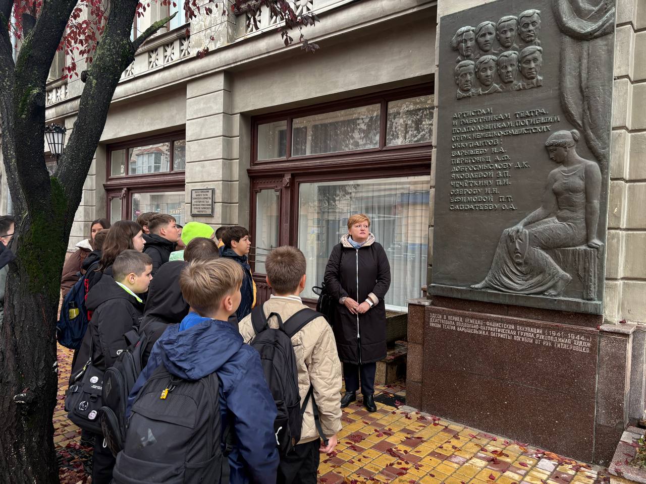 Учащиеся 6-В класса МБОУ «СОШ №31» посетили Музей Боевой славы в Доме офицеров Учащиеся 6-В класса МБОУ «СОШ №31» посетили Музей Боевой славы в Доме офицеров