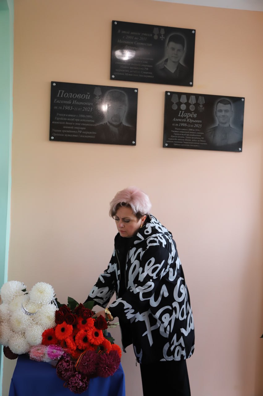 В Табачновской средней общеобразовательной школе имени Николая Григорьевича Сотника в Бахчисарайском районе состоялась трогательная церемония открытия памятных табличек героям специальной военной операции: Молчанову... В Табачновской средней общеобразовательной школе имени Николая Григорьевича Сотника в Бахчисарайском районе состоялась трогательная церемония открытия памятных табличек героям специальной военной операции: Молчанову...