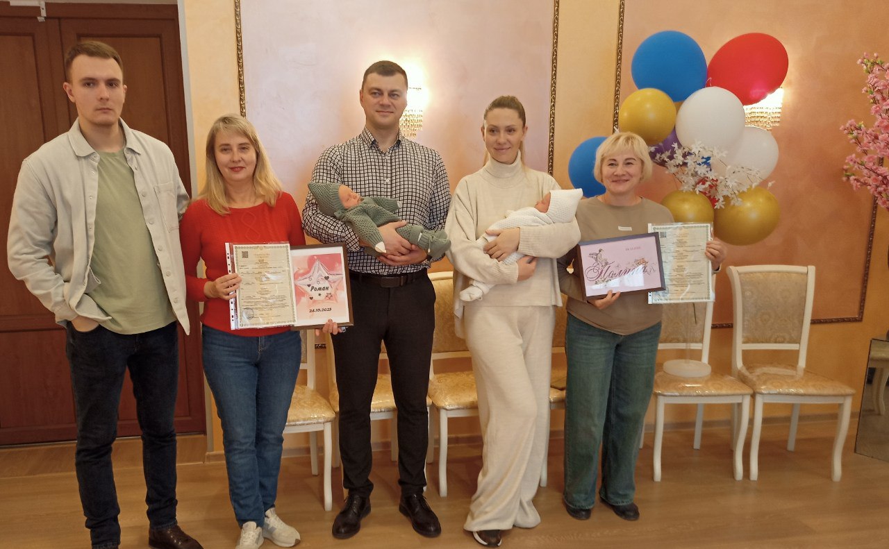 Алуштинский городской отдел ЗАГС сердечно поздравил молодую алуштинскую семью Негуляевых с рождением «королевской» двойни Алуштинский городской отдел ЗАГС сердечно поздравил молодую алуштинскую семью Негуляевых с рождением «королевской» двойни