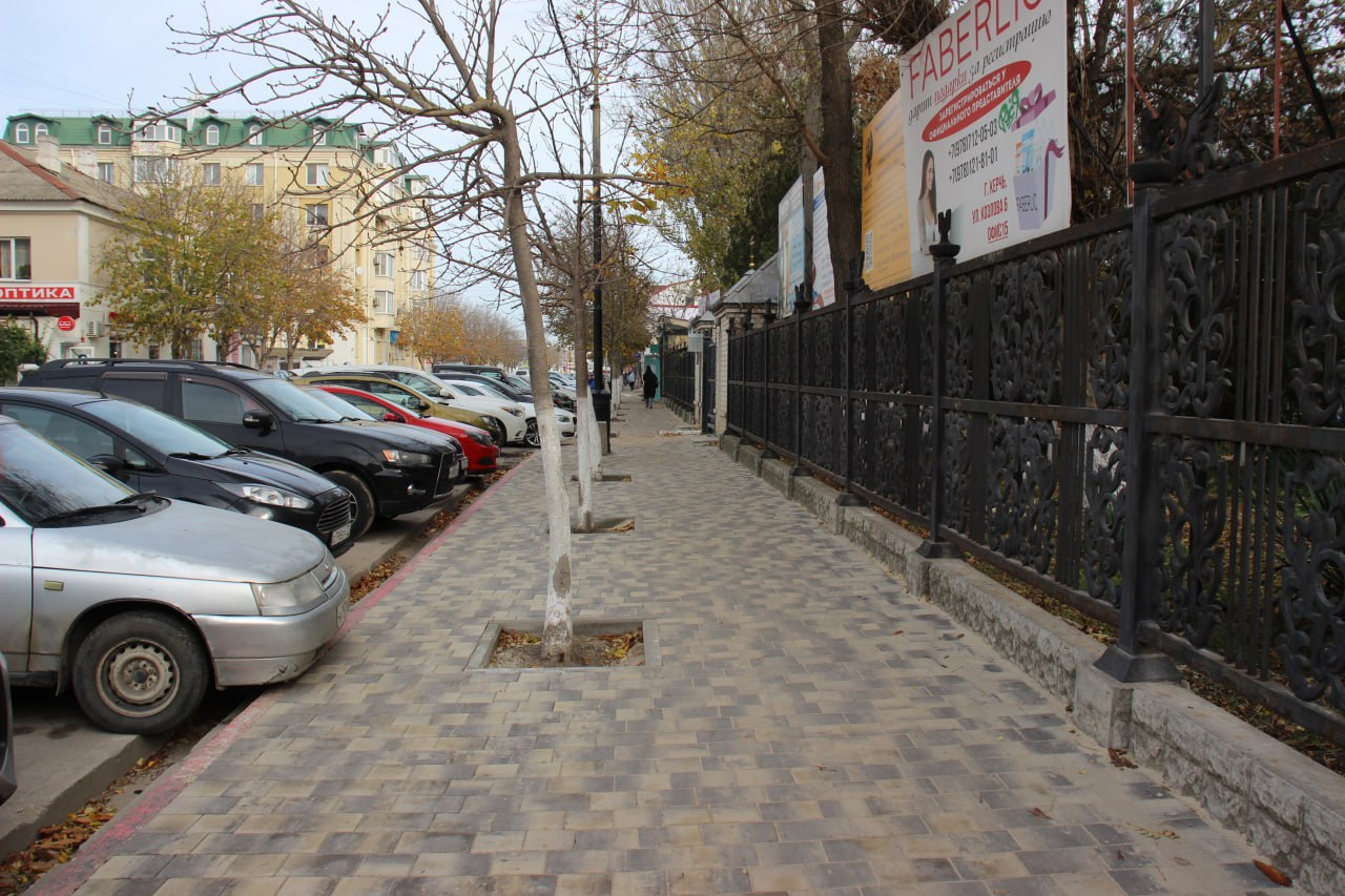 В центре Керчи продолжаются работы по обновлению тротуаров В центре Керчи продолжаются работы по обновлению тротуаров