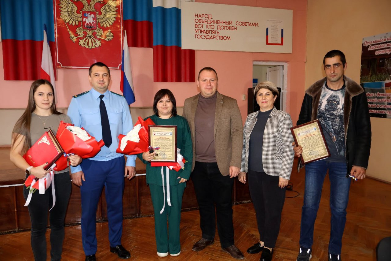 В Раздольненском районе состоялось торжественное вручение ключей от новых квартир троим молодым людям из числа детей-сирот и детей, оставшихся без попечения родителей В Раздольненском районе состоялось торжественное вручение ключей от новых квартир троим молодым людям из числа детей-сирот и детей, оставшихся без попечения родителей