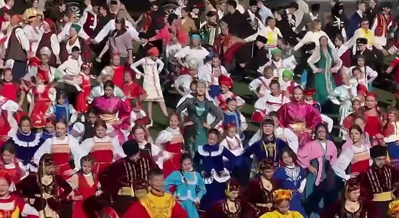 Представляем вашему вниманию видеоролик, в котором запечатлён настоящий Рекорд России! Нам удалось организовать и исполнить самую многонациональную версию легендарного танца «Калинка-Малинка»!