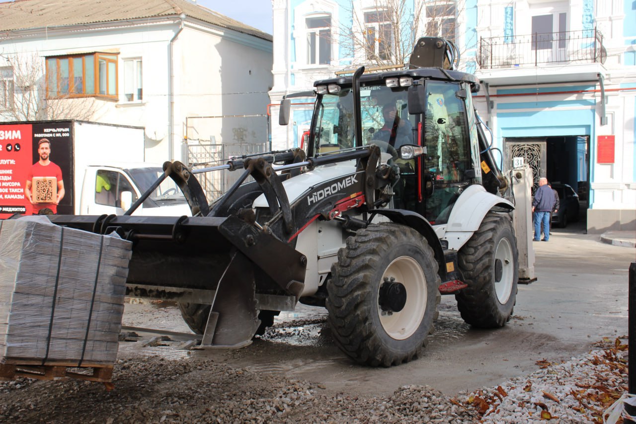 В центре Керчи продолжаются работы по обновлению тротуаров В центре Керчи продолжаются работы по обновлению тротуаров