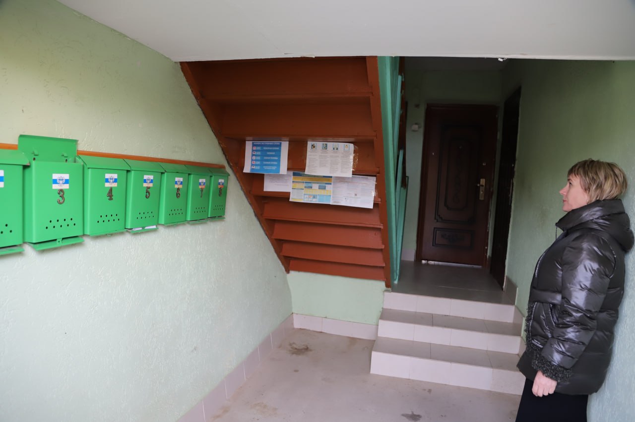 Руководитель аппарата администрации Бахчисарайского района Валентина Миронова и сотрудниками сельсовета проверила санитарное состояние дворов и общественных пространств села Табачное Руководитель аппарата администрации Бахчисарайского района Валентина Миронова и сотрудниками сельсовета проверила санитарное состояние дворов и общественных пространств села Табачное