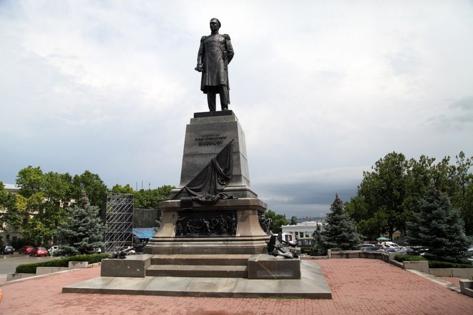 Екатерина Алтабаева: 18 ноября 1898 года на Екатерининской площади в самом центре Севастополя был открыт памятник великому флотоводцу, герою первой обороны города 1854-1855 годов Павлу Степановичу Нахимову Екатерина Алтабаева: 18 ноября 1898 года на Екатерининской площади в самом центре Севастополя был открыт памятник великому флотоводцу, герою первой обороны города 1854-1855 годов Павлу Степановичу Нахимову