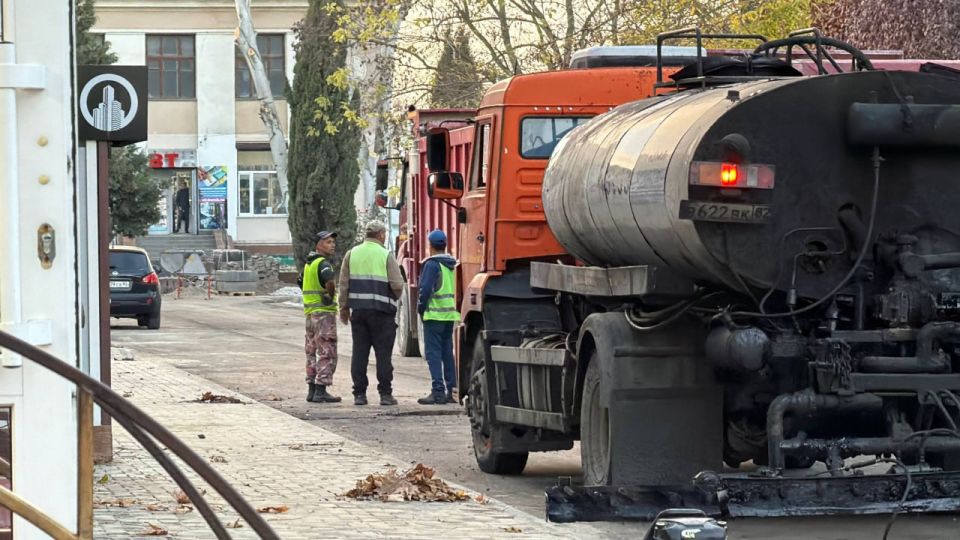 В Кооперативном переулке укладывают финишный слой асфальта В Кооперативном переулке укладывают финишный слой асфальта