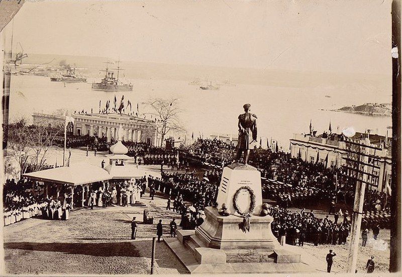 Екатерина Алтабаева: 18 ноября 1898 года на Екатерининской площади в самом центре Севастополя был открыт памятник великому флотоводцу, герою первой обороны города 1854-1855 годов Павлу Степановичу Нахимову Екатерина Алтабаева: 18 ноября 1898 года на Екатерининской площади в самом центре Севастополя был открыт памятник великому флотоводцу, герою первой обороны города 1854-1855 годов Павлу Степановичу Нахимову