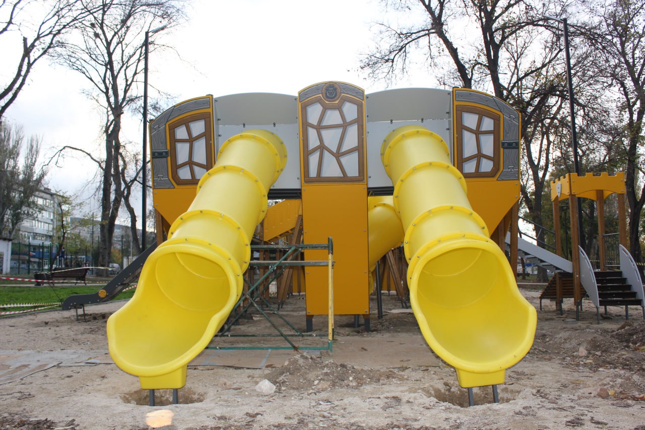 Владимир Ким: В феодосийском парке «Морсад» продолжаются работы по установке новой детской площадки Владимир Ким: В феодосийском парке «Морсад» продолжаются работы по установке новой детской площадки