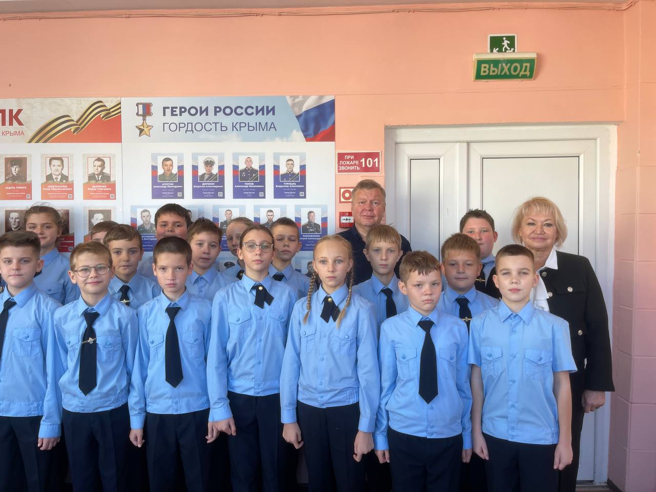 Герой России встретился с учениками крымской школы Герой России встретился с учениками крымской школы
