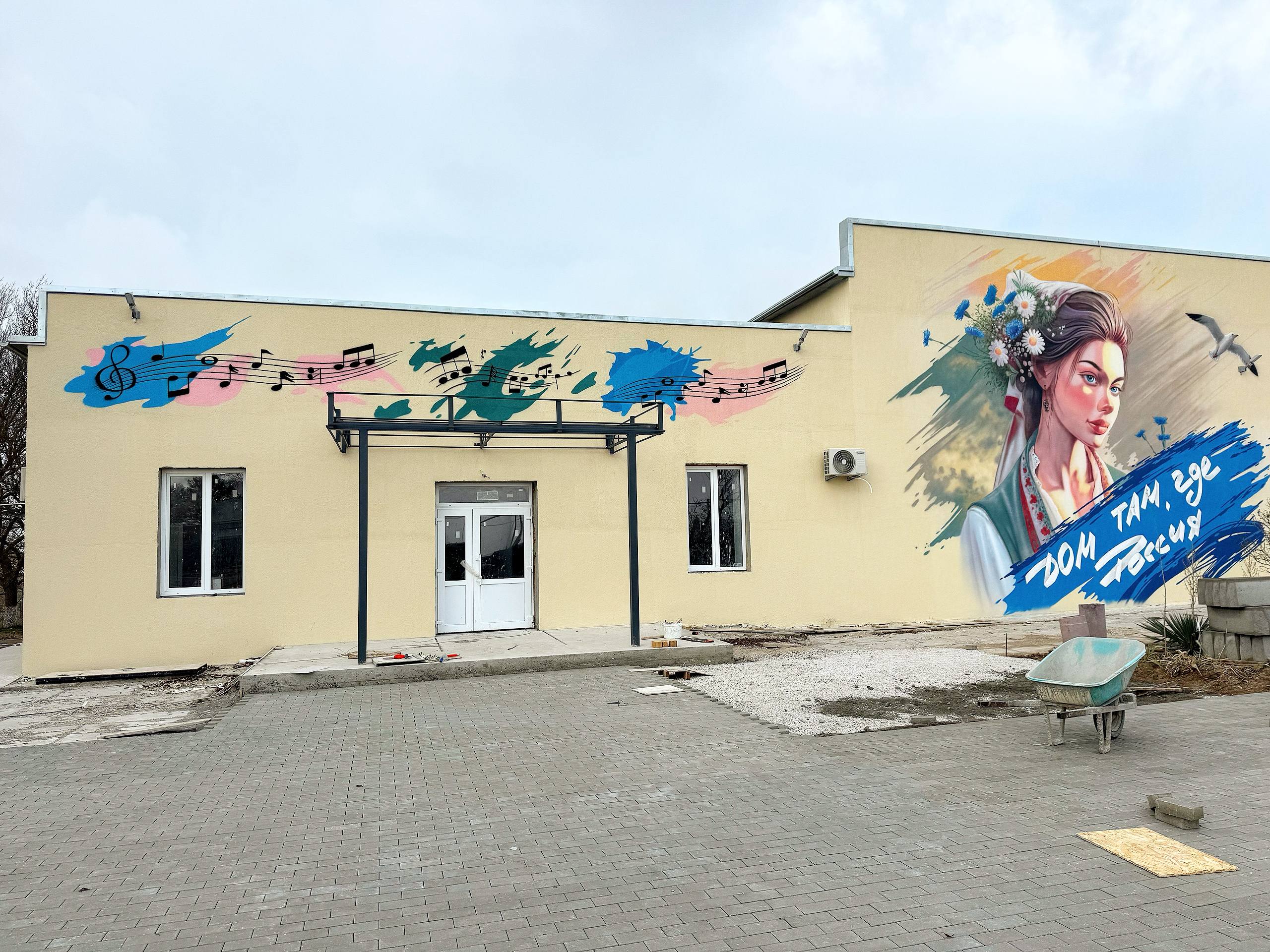 Александр Дудинов: На обновлённом фасаде Красноярского СДК появился новый патриотический мурал - крупное полотно с изображением русской девушки и надписью «Дом там, где Россия»