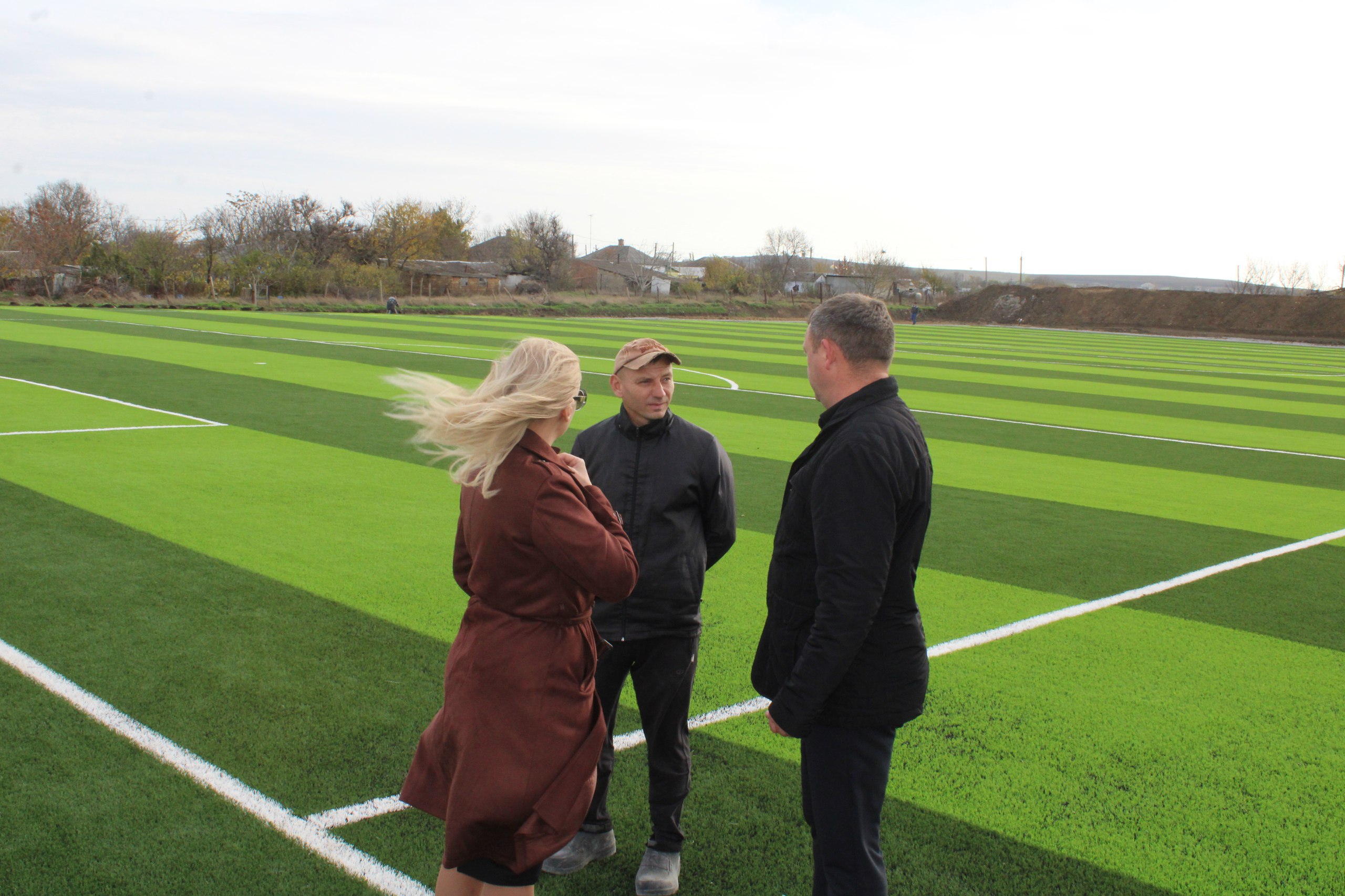 Игорь Крутьков: Совместно с помощником Главы Республики Крым Ириной Мезавцовой побывали в с. Чистополье, где подходят к концу работы по строительству футбольного поля Игорь Крутьков: Совместно с помощником Главы Республики Крым Ириной Мезавцовой побывали в с. Чистополье, где подходят к концу работы по строительству футбольного поля