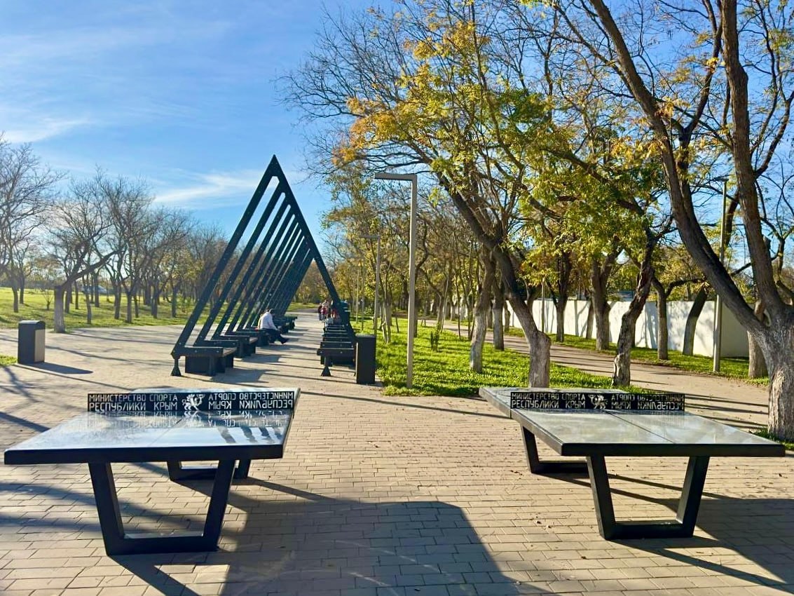 В Евпатории установили новые теннисные столы В Евпатории установили новые теннисные столы