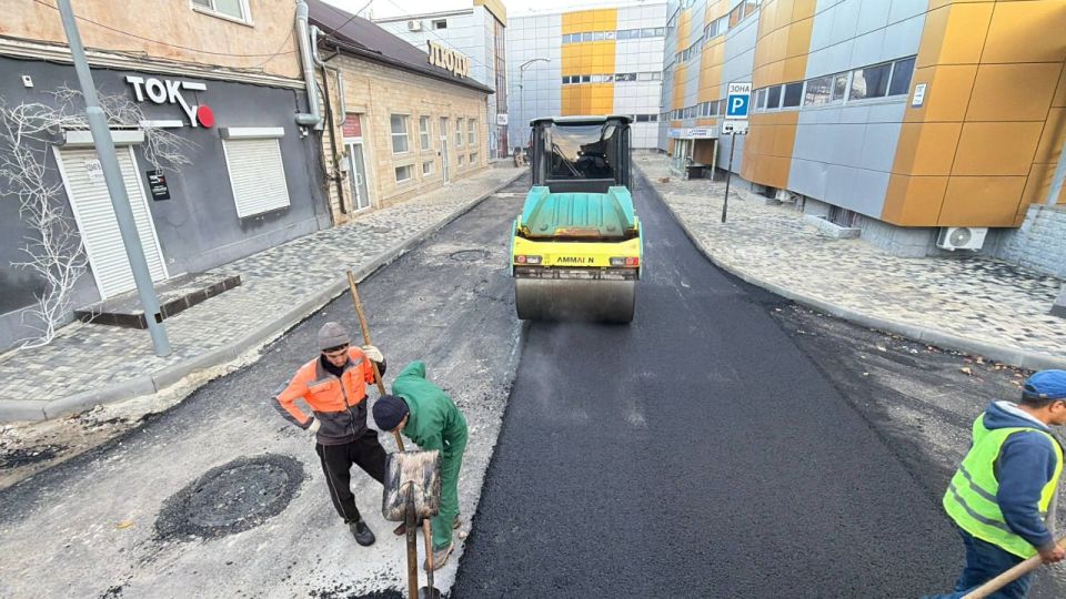 В Кооперативном переулке укладывают финишный слой асфальта В Кооперативном переулке укладывают финишный слой асфальта
