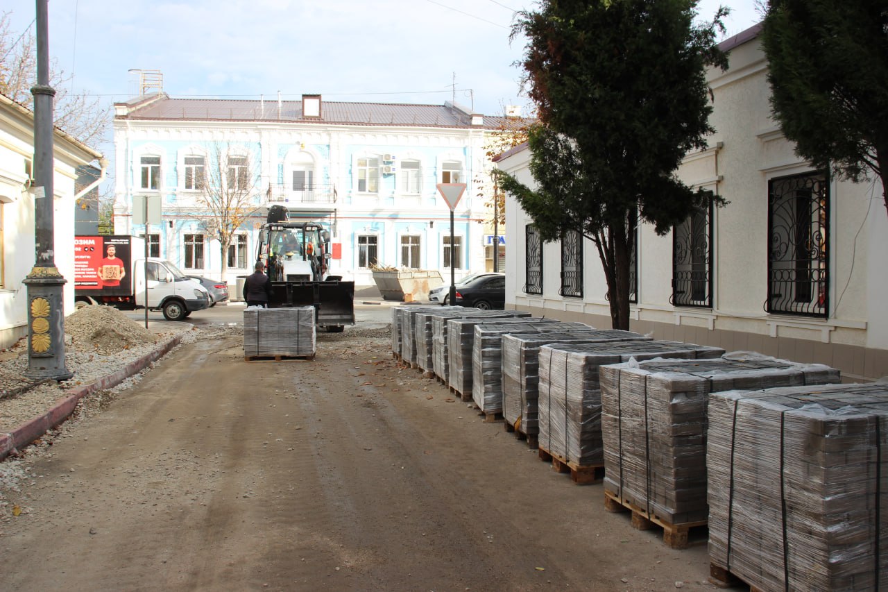 В центре Керчи продолжаются работы по обновлению тротуаров В центре Керчи продолжаются работы по обновлению тротуаров