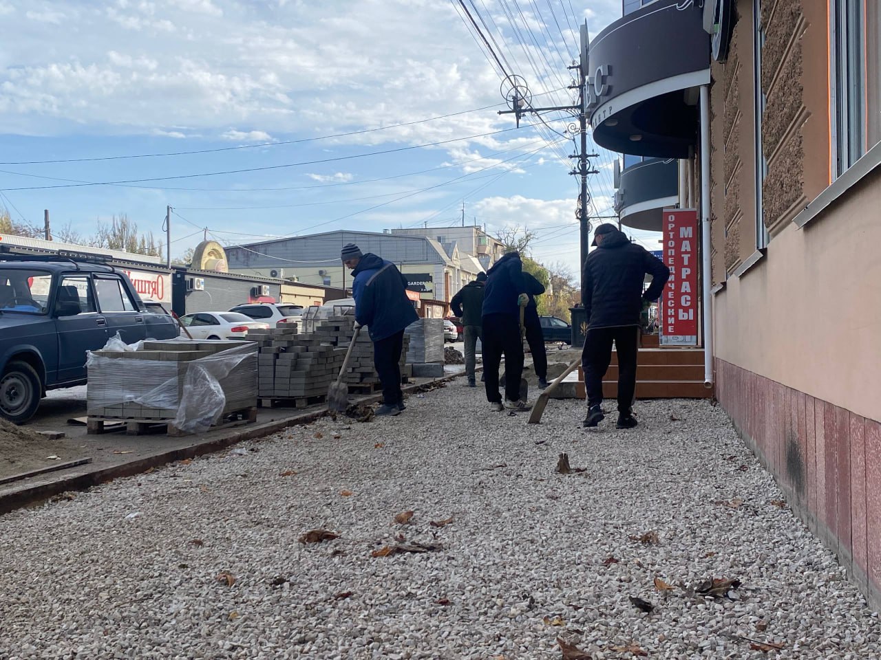 В центре Керчи продолжаются работы по обновлению тротуаров В центре Керчи продолжаются работы по обновлению тротуаров