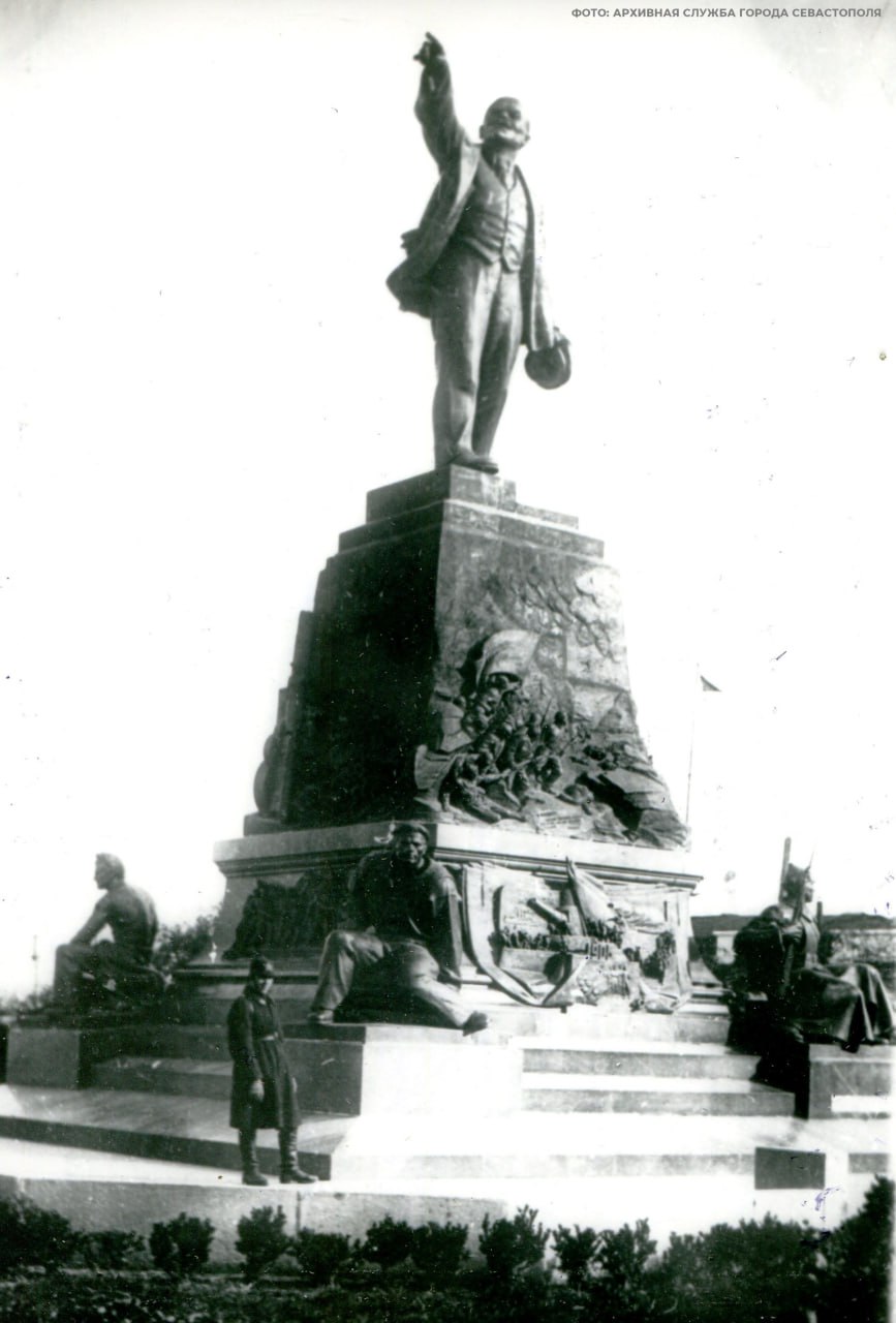 Памятник адмиралу Нахимову отмечает 127-летие в сердце Севастополя Памятник адмиралу Нахимову отмечает 127-летие в сердце Севастополя