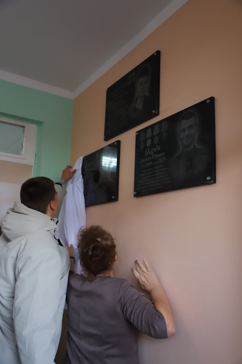 В Табачновской средней общеобразовательной школе имени Николая Григорьевича Сотника в Бахчисарайском районе состоялась трогательная церемония открытия памятных табличек героям специальной военной операции: Молчанову... В Табачновской средней общеобразовательной школе имени Николая Григорьевича Сотника в Бахчисарайском районе состоялась трогательная церемония открытия памятных табличек героям специальной военной операции: Молчанову...