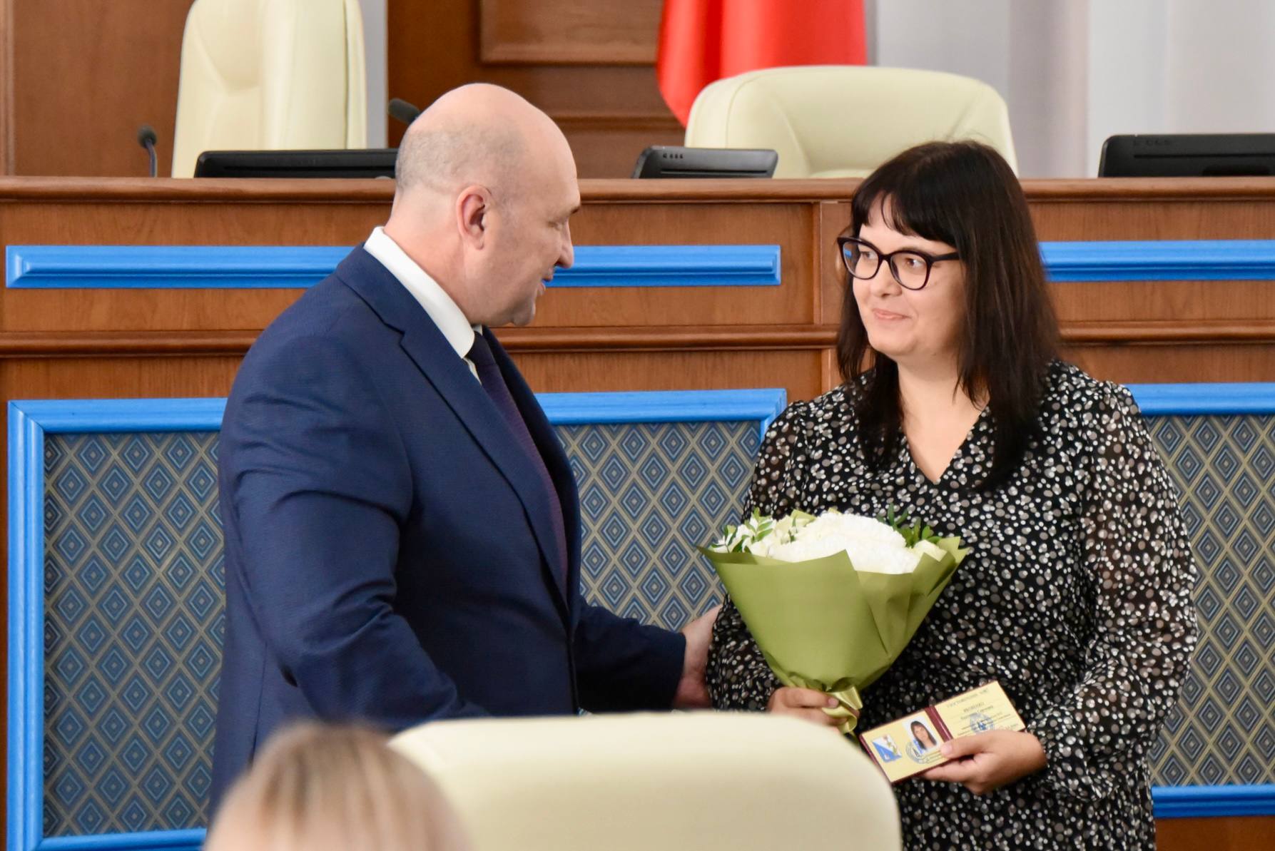 Владимир Немцев: Пленарное заседание начали с традиционной церемонии вручения удостоверений мировым судьям