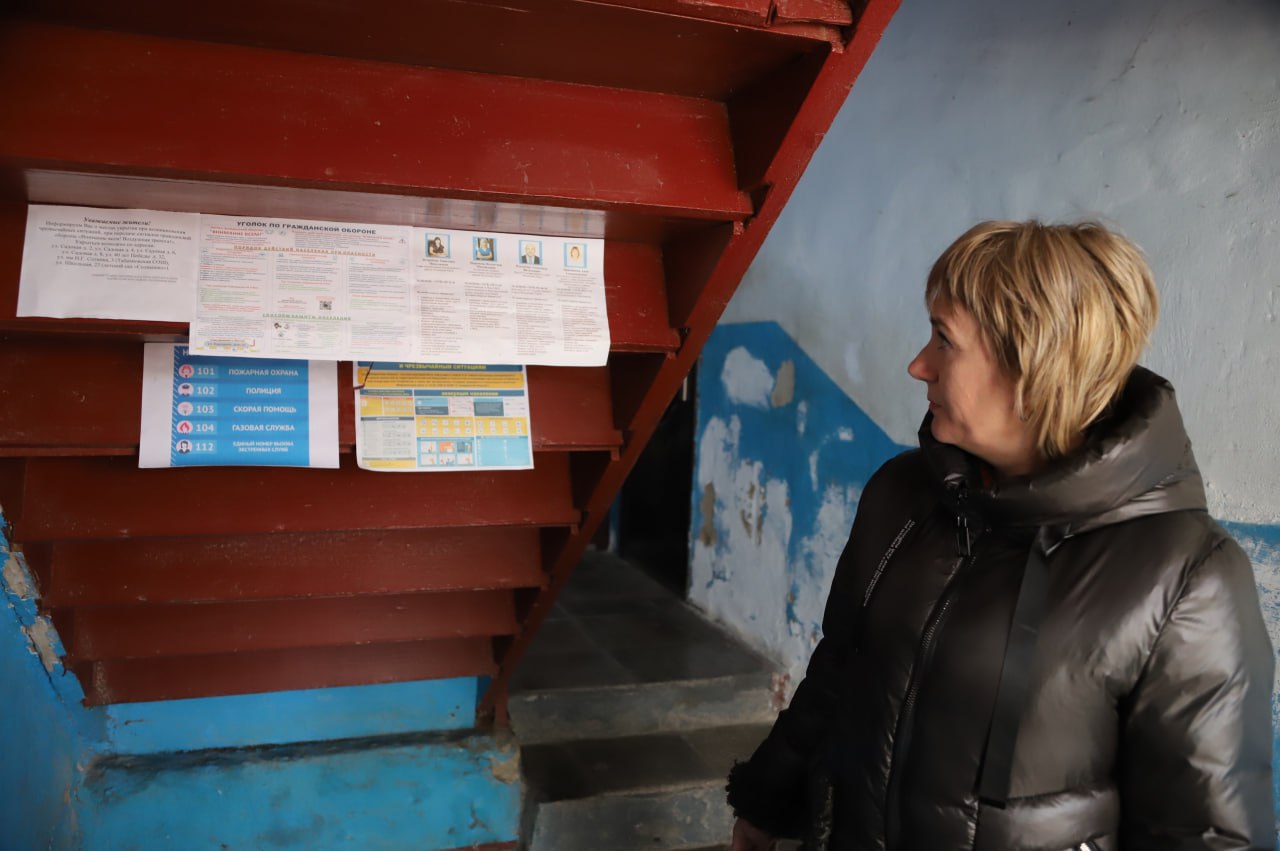 Руководитель аппарата администрации Бахчисарайского района Валентина Миронова и сотрудниками сельсовета проверила санитарное состояние дворов и общественных пространств села Табачное Руководитель аппарата администрации Бахчисарайского района Валентина Миронова и сотрудниками сельсовета проверила санитарное состояние дворов и общественных пространств села Табачное