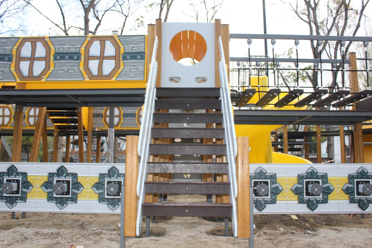 Владимир Ким: В феодосийском парке «Морсад» продолжаются работы по установке новой детской площадки Владимир Ким: В феодосийском парке «Морсад» продолжаются работы по установке новой детской площадки